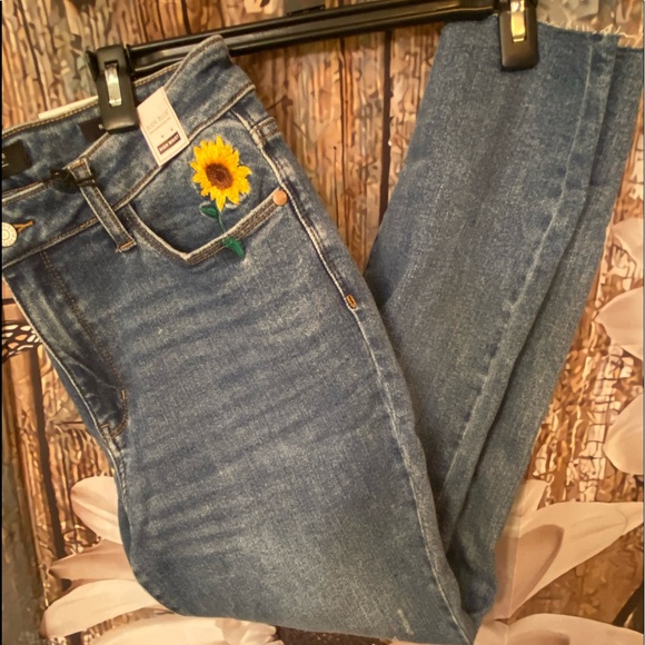 Judy Blue Denim - 🌻NWT Judy Blue Jeans w/ Sunflower🌻